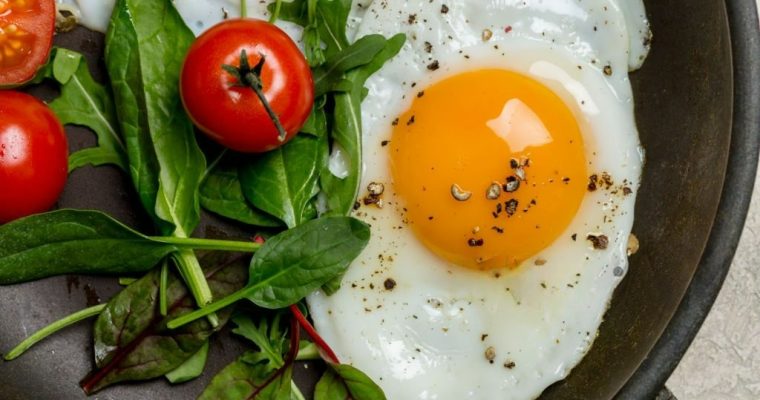 eggs with tomatoes and spinach, for boosting focus and energy